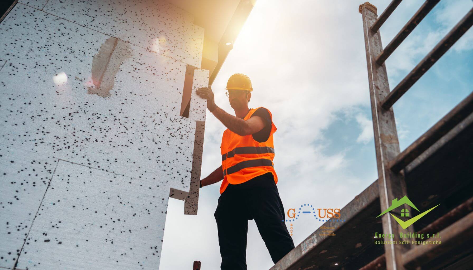 Cappotto termico, operaio che installa i pannelli per migliorare l'efficienza energetica della casa